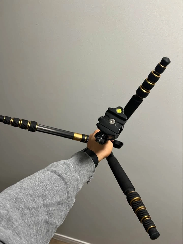 Carbon Fiber Tripod - Brand New Condition - photo 4