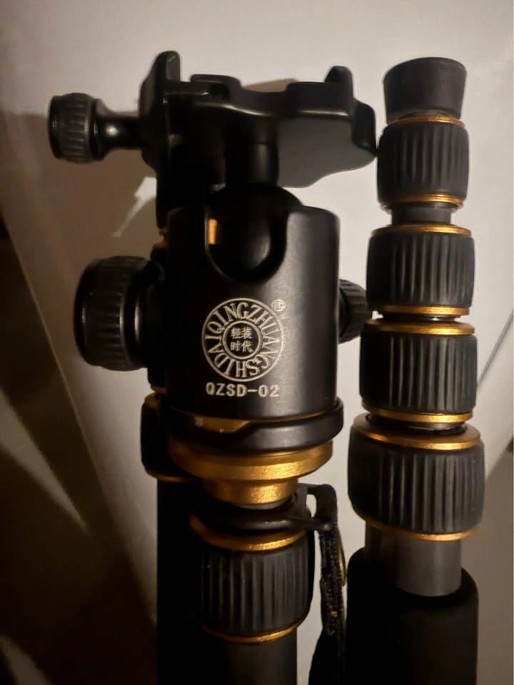 Carbon Fiber Tripod - Brand New Condition - photo 5