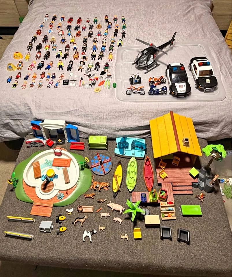 Assorted playmobil bin
