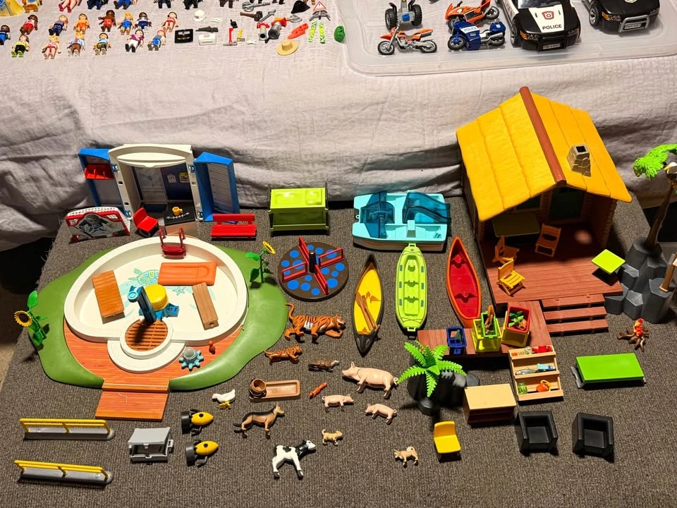 Assorted playmobil bin - photo 2