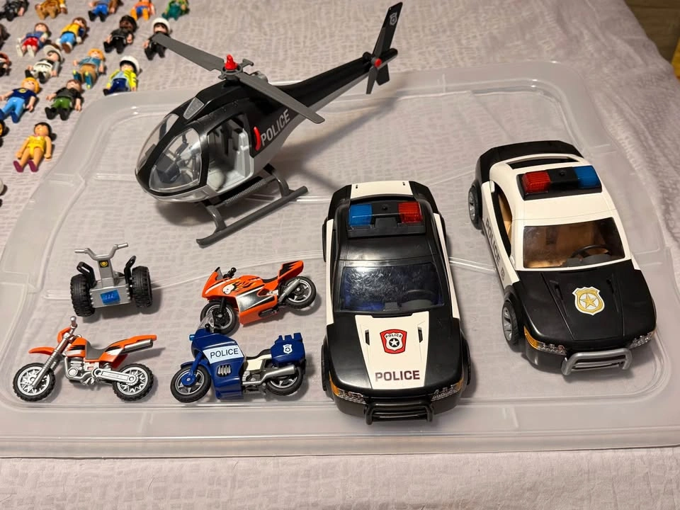 Assorted playmobil bin - photo 3