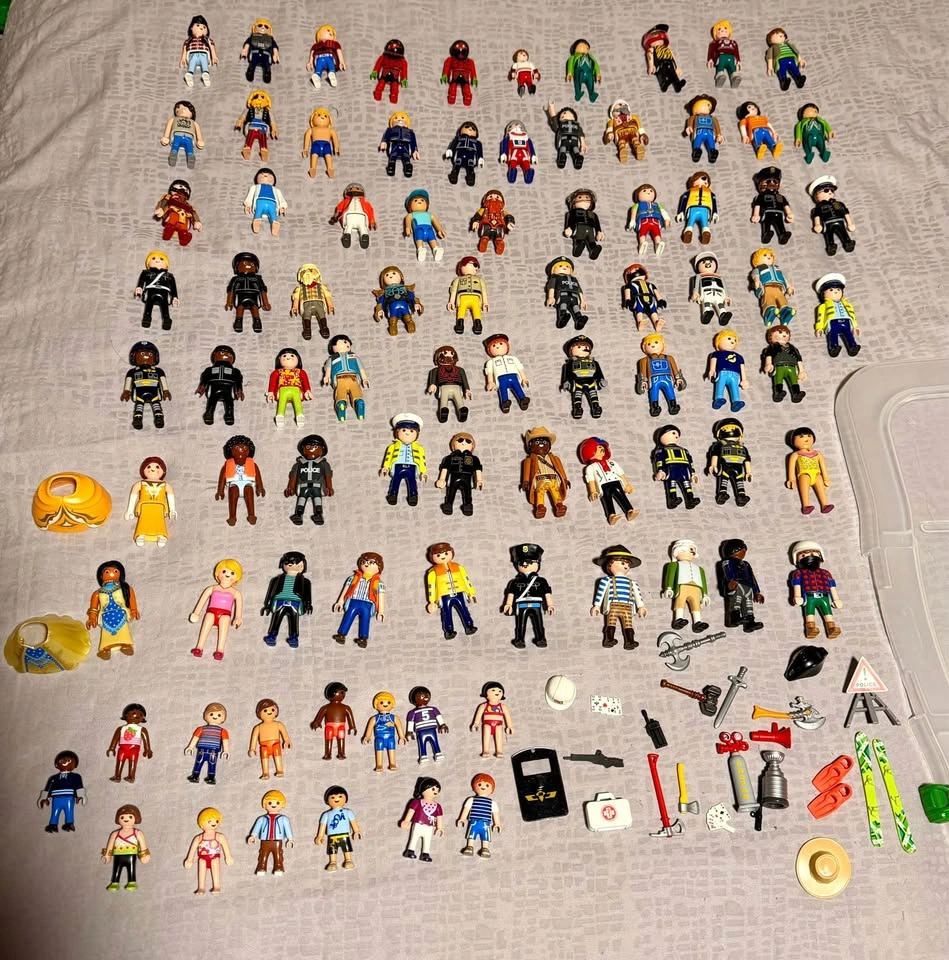 Assorted playmobil bin - photo 4