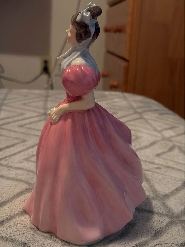 Royal Doulton Camellia Figurine HN 2222 - photo 2