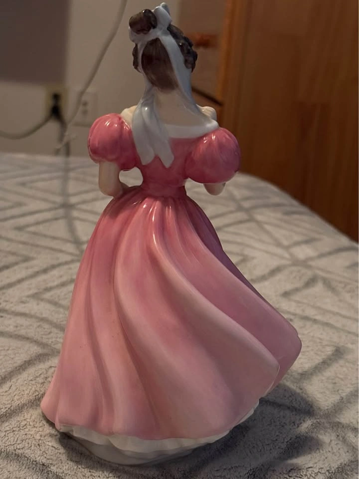 Royal Doulton Camellia Figurine HN 2222 - photo 3