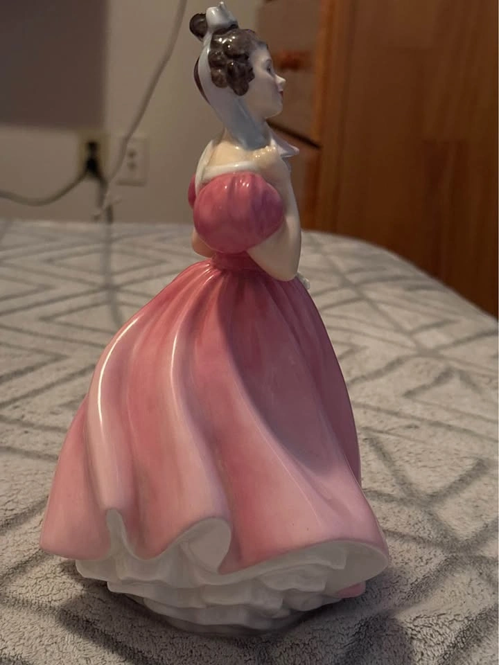Royal Doulton Camellia Figurine HN 2222 - photo 4