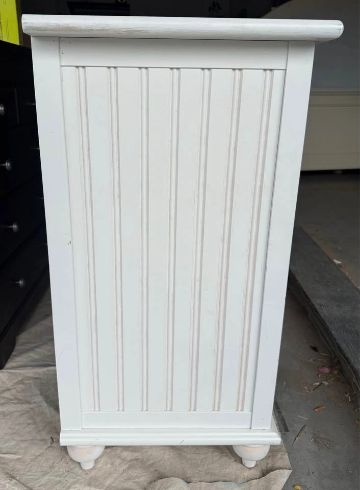 White Solid Wood Dresser with Scalloped Mirror - photo 2