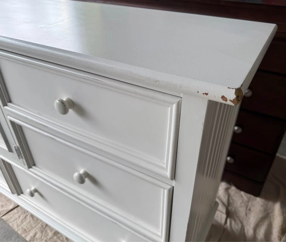 White Solid Wood Dresser with Scalloped Mirror - photo 5