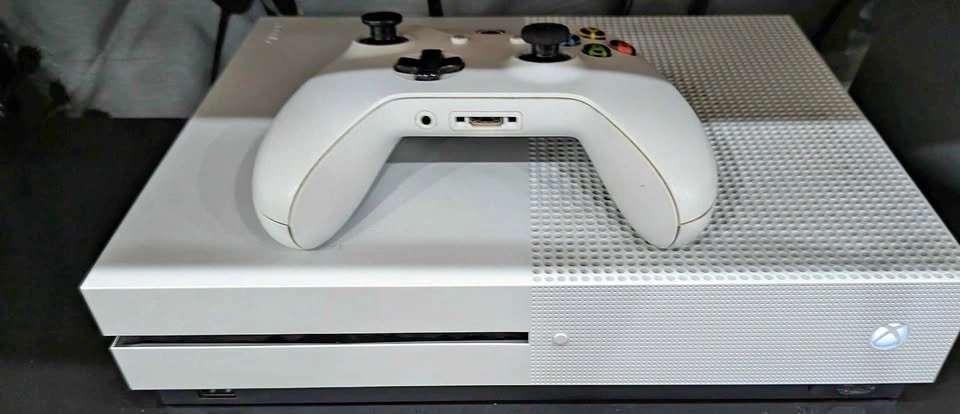 Xbox One S 1 TB plus 6 games