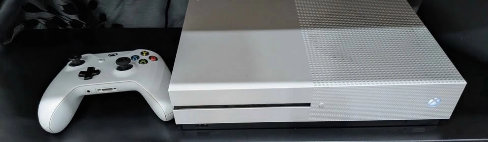 Xbox One S 1 TB plus 6 games - photo 3