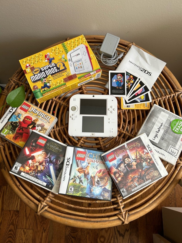 Nintendo 2DS Complete + Games