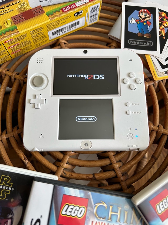 Nintendo 2DS Complete + Games - photo 3