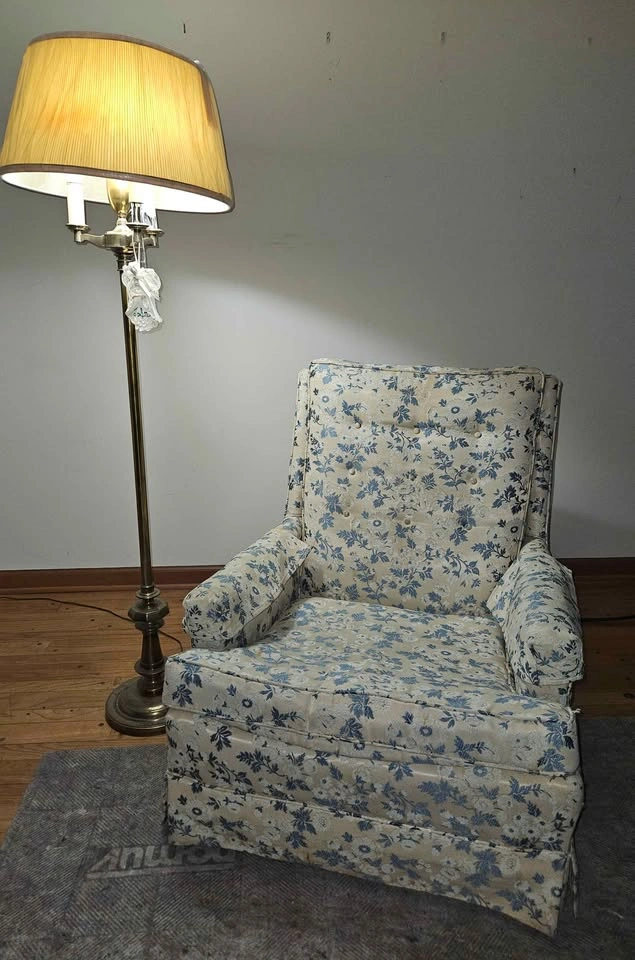 Vintage Cream & Blue Floral Armchairs (Pair) - photo 2