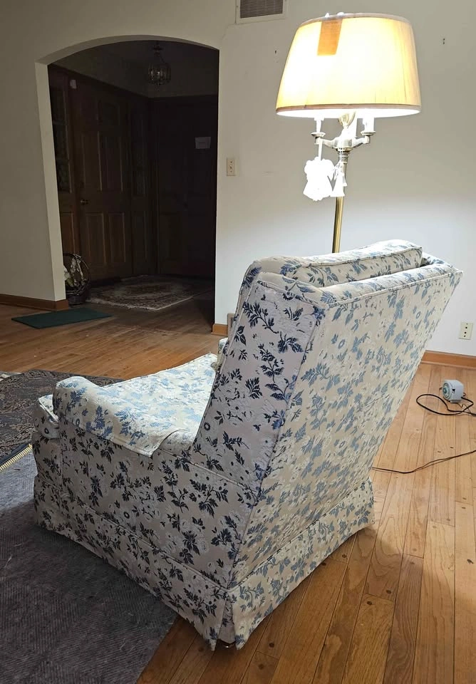 Vintage Cream & Blue Floral Armchairs (Pair) - photo 3