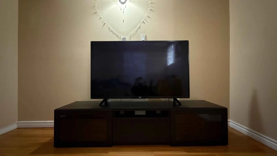 Moving Sale - LG 55-Inch 4K UHD Smart TV - Excellent Condition - photo 4