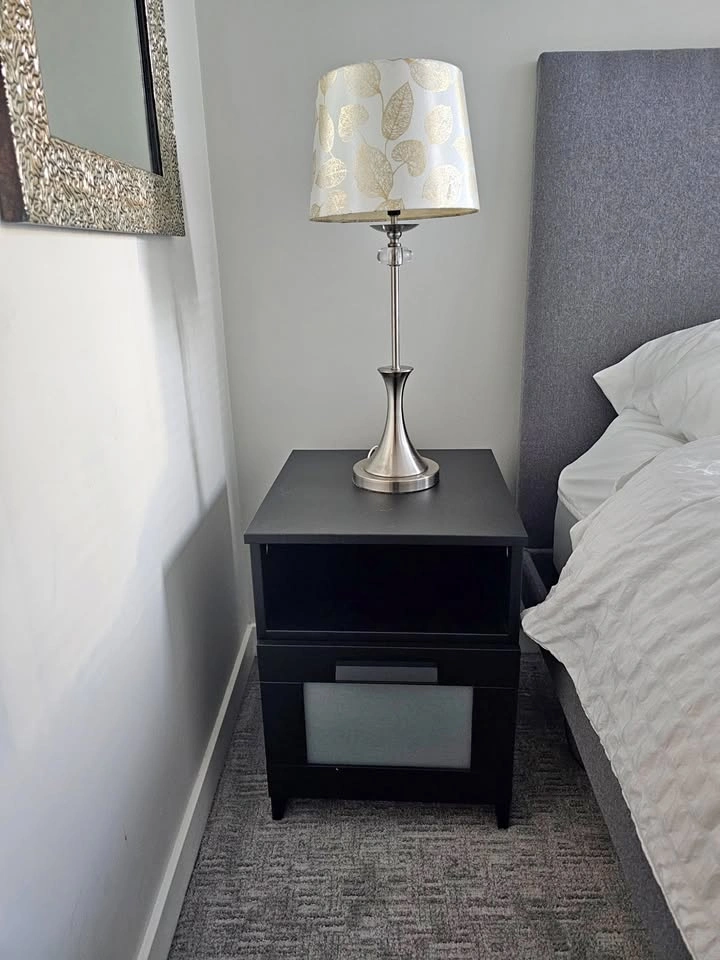 set of two night tables