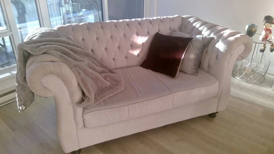 Stylish Love seat - Chesterfield Tufted with rhinestones