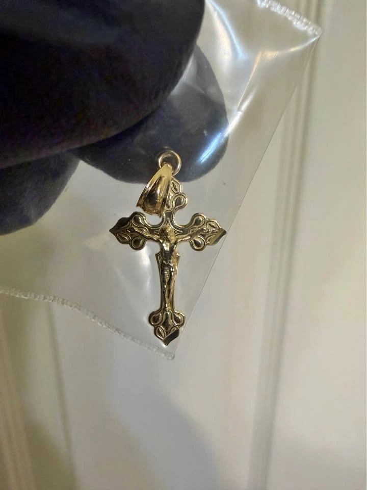BRAND NEW 10k GOLD CROSS PENDANT