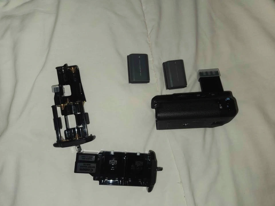 Canon EOS Rebel XT DSLR Kit with 580EX II Flash & Accessories - photo 2