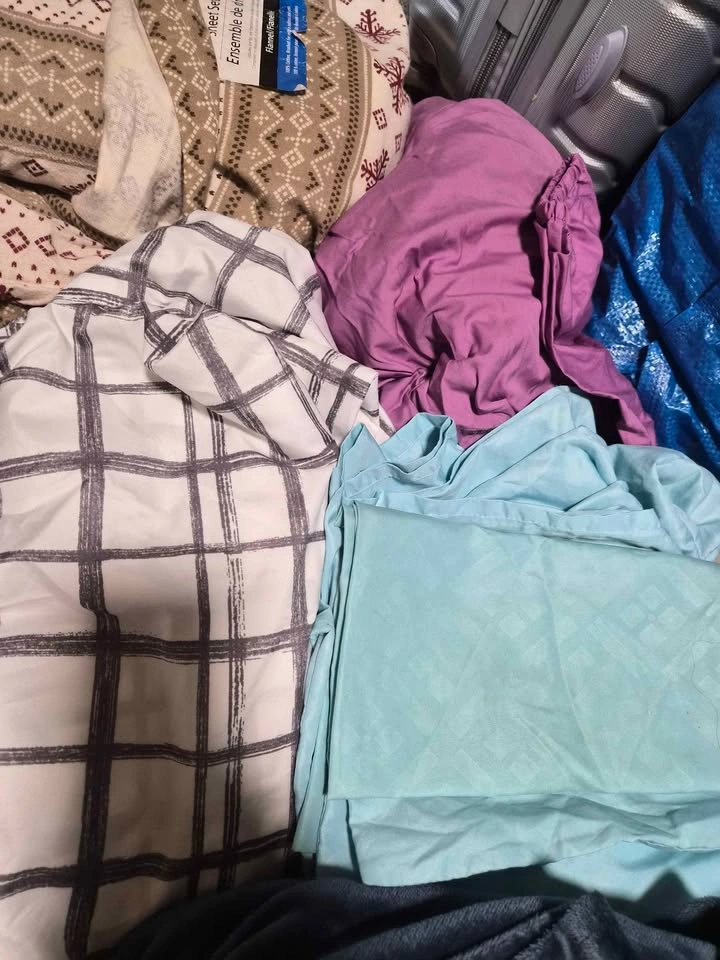 7 Sets of Twin Bedding, Mattress Topper, and Paris Comforter - photo 3