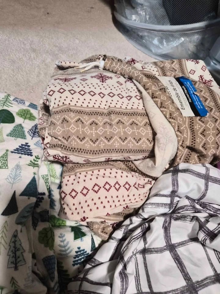 7 Sets of Twin Bedding, Mattress Topper, and Paris Comforter - photo 5
