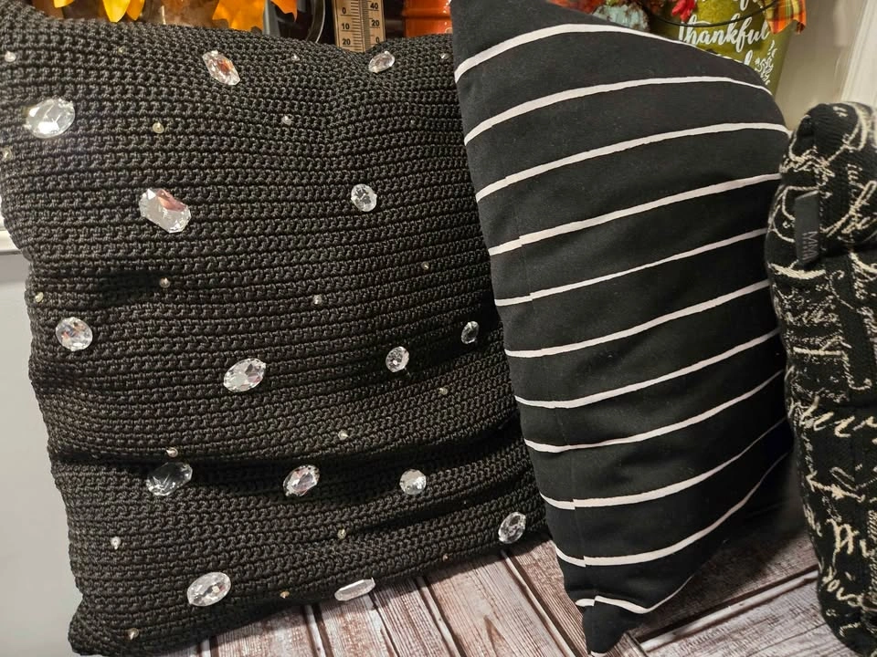 $10 Set of 4 Decorative Cushions for indoor or outdoor - photo 4