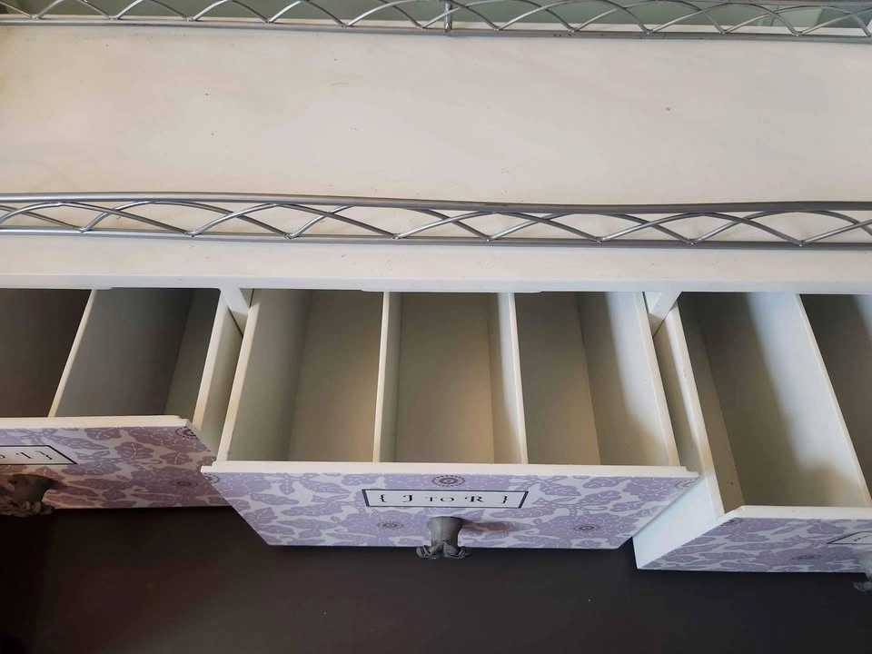 Lilac/white wooden shelf with 3 drawers - photo 2