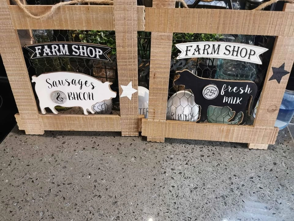 $15 for 2 Farmhouse wooden wall sign chicken wire frame - photo 5