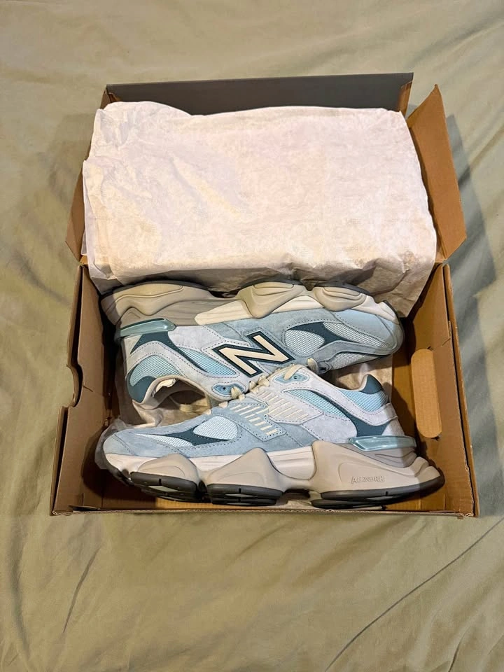New balance 9060 men size 9.5 has a small hole