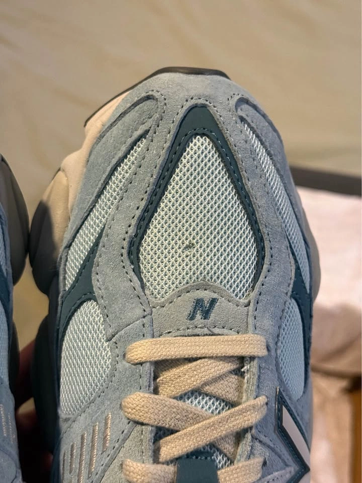 New balance 9060 men size 9.5 has a small hole - photo 3