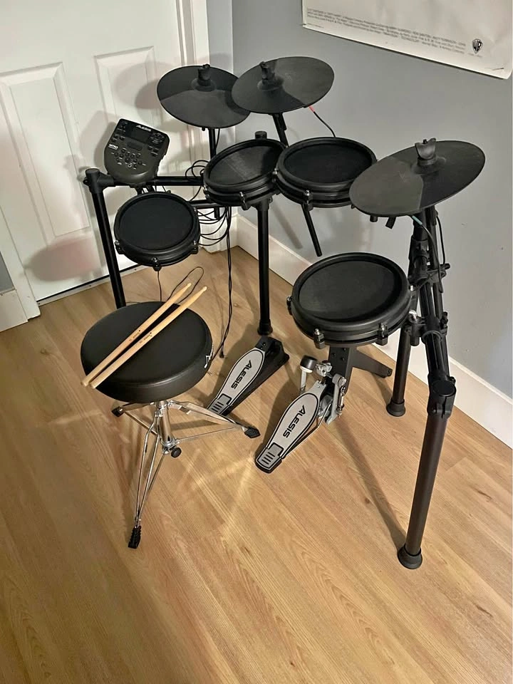 Alesis Nitro Mesh Kit (Mint Condition)