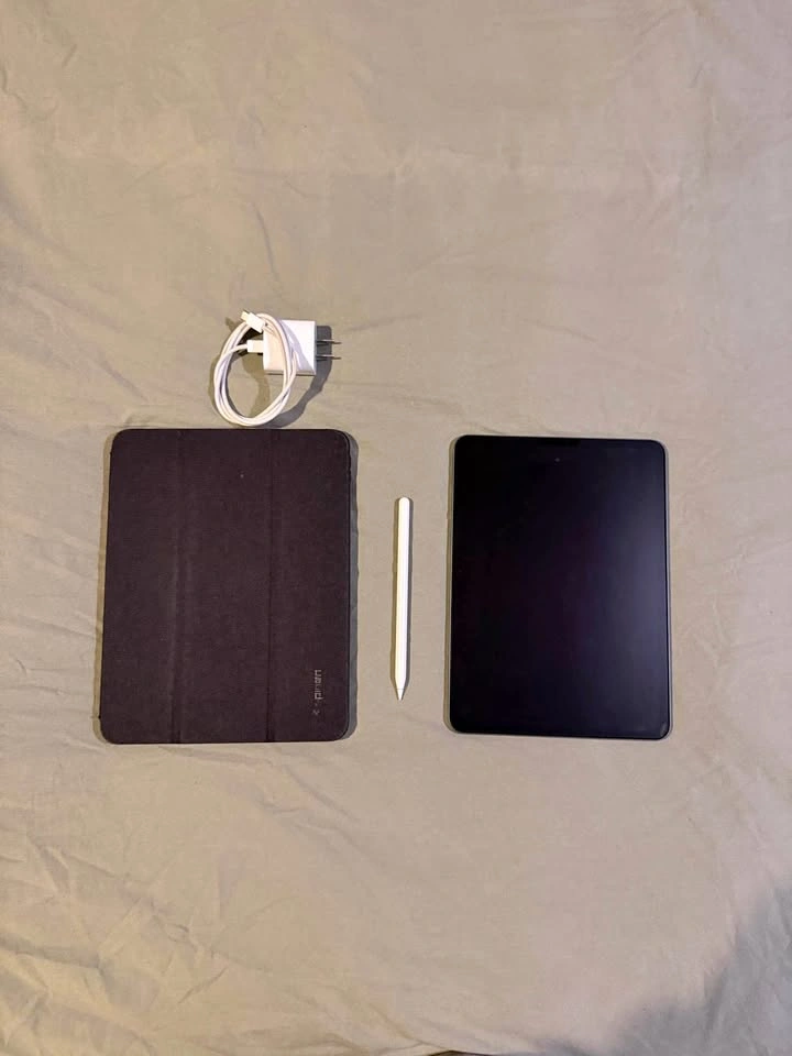 iPad Pro 11” (2018) 64 gb space gray with accessories