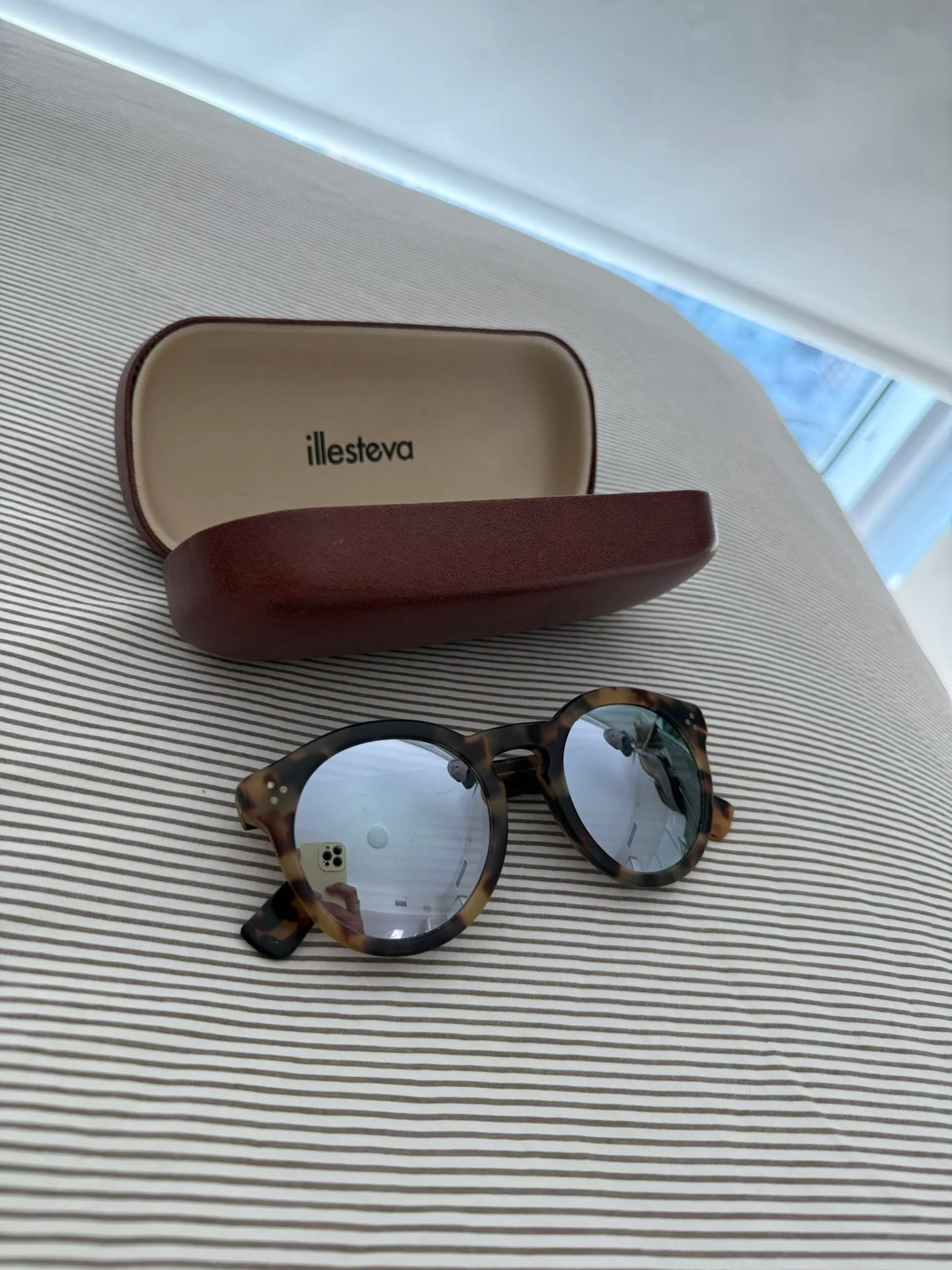 Illesteva Sunglasses image indicator(2)