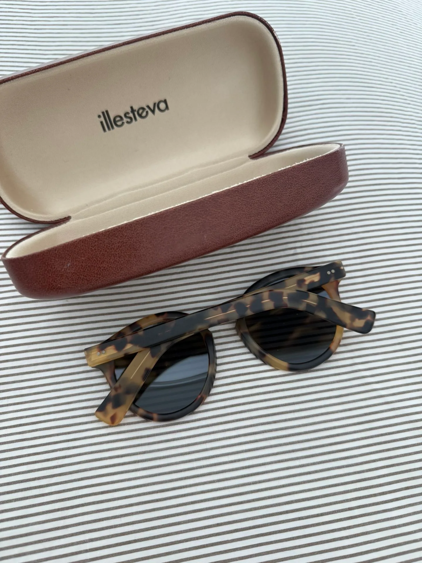 Illesteva Sunglasses image indicator(3)