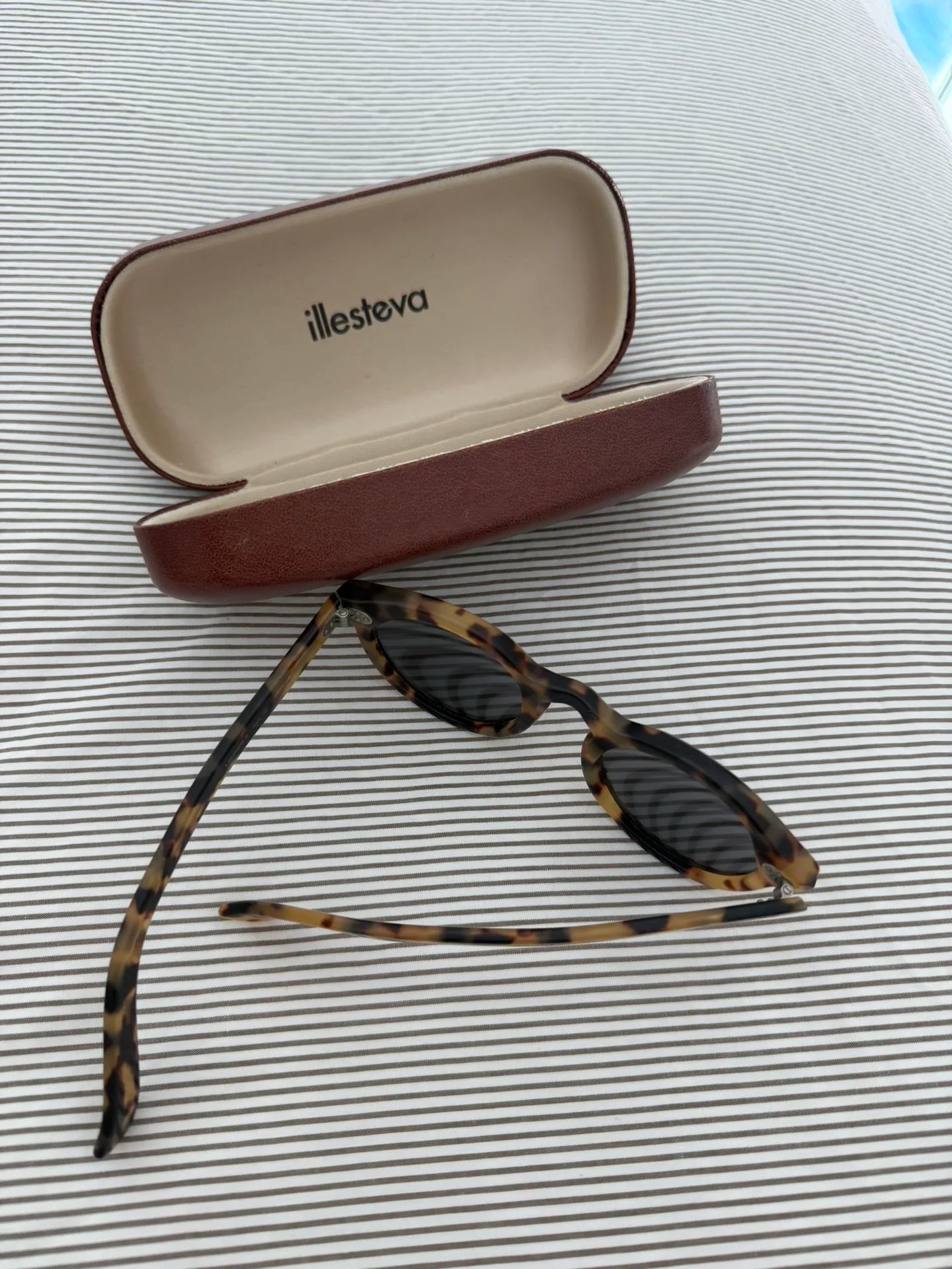 Illesteva Sunglasses image indicator(4)