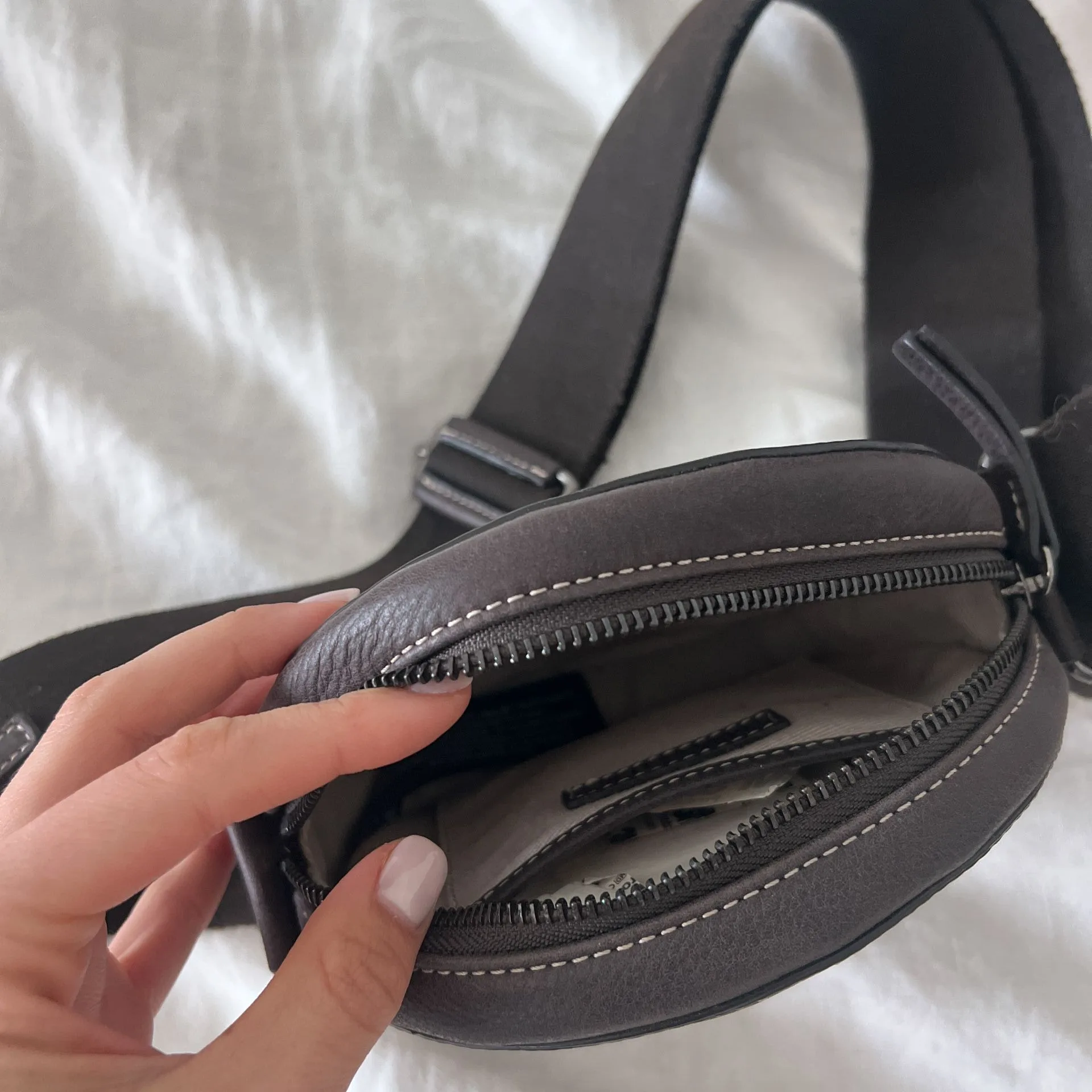 Massimo Dutti Leather Crossbody Purse image indicator(3)