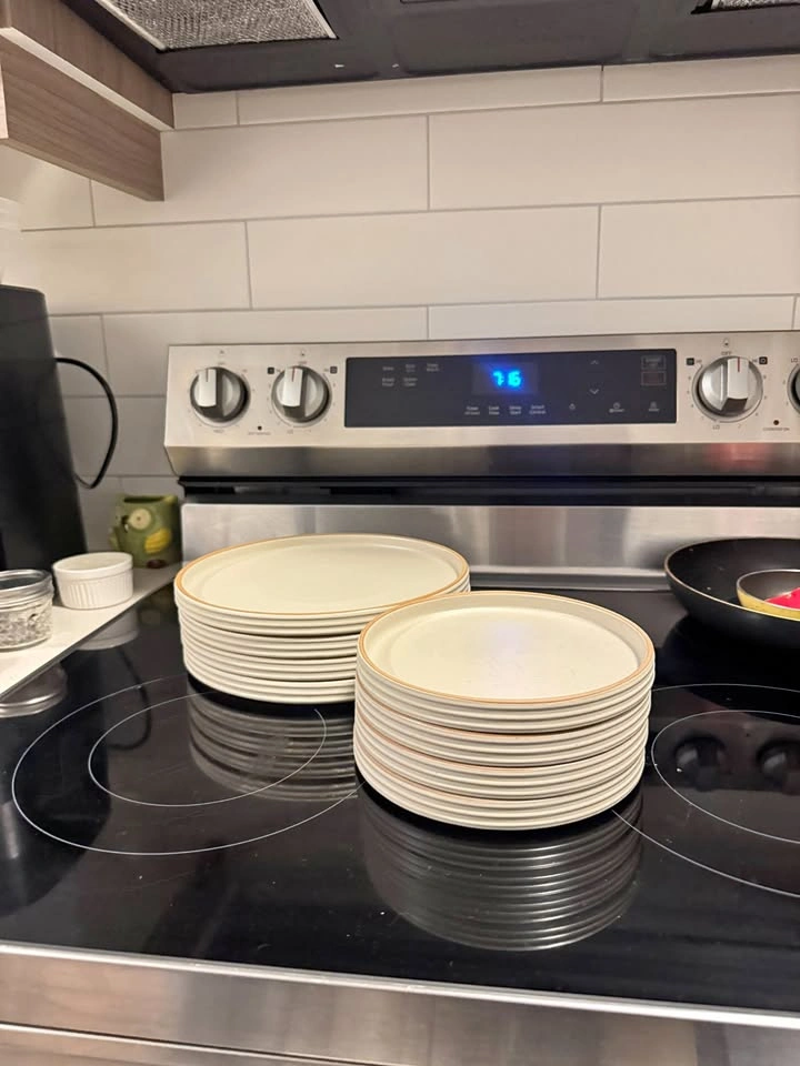 OUI Dinner and side plate set (pieces of 4 each)
