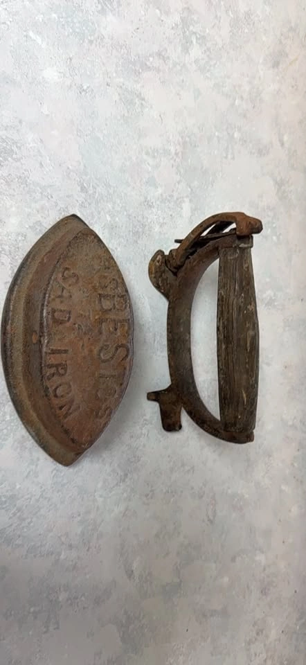 Antique Asbestos Sad Iron - photo 3