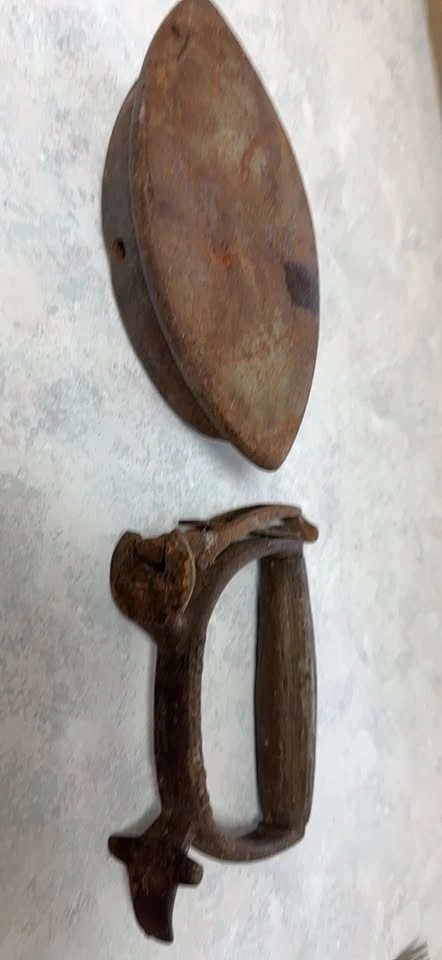 Antique Asbestos Sad Iron - photo 4