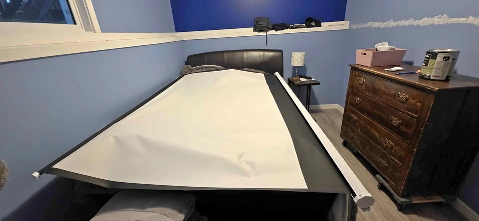 Manual Pull-Down Projector Screen