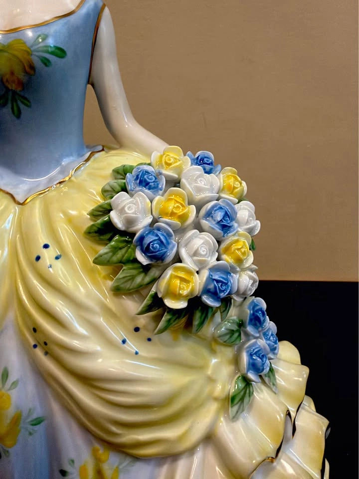 Vintage Porcelain Lady Figurine - photo 2