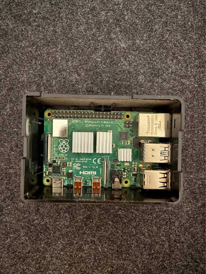 Raspberry Pi 4 Model B (4GB RAM) with case and heatsinks