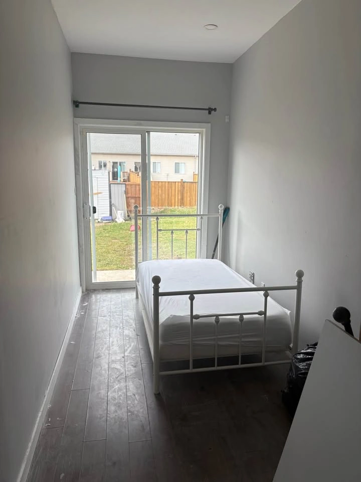 5 Beds 2 Baths - Townhouse - photo 3