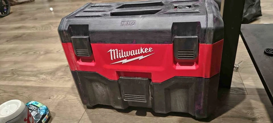 Milwaukee Tool M18 18V 2 Gal. Cordless Wet/Dry Vacuum & Battery