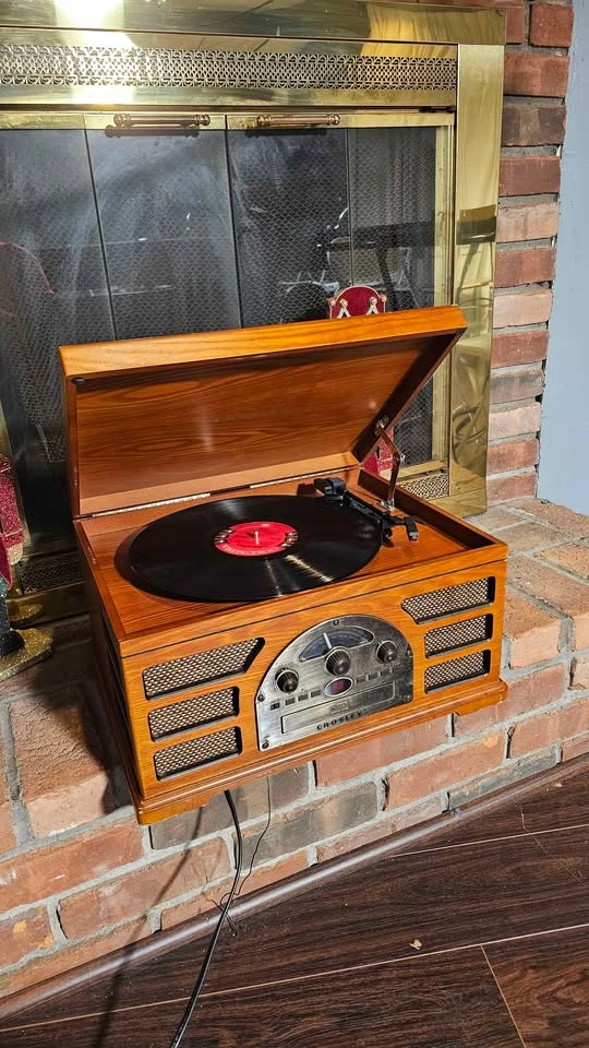 Crosley Vintage-Style Wooden Record Player & FM Radio - photo 2