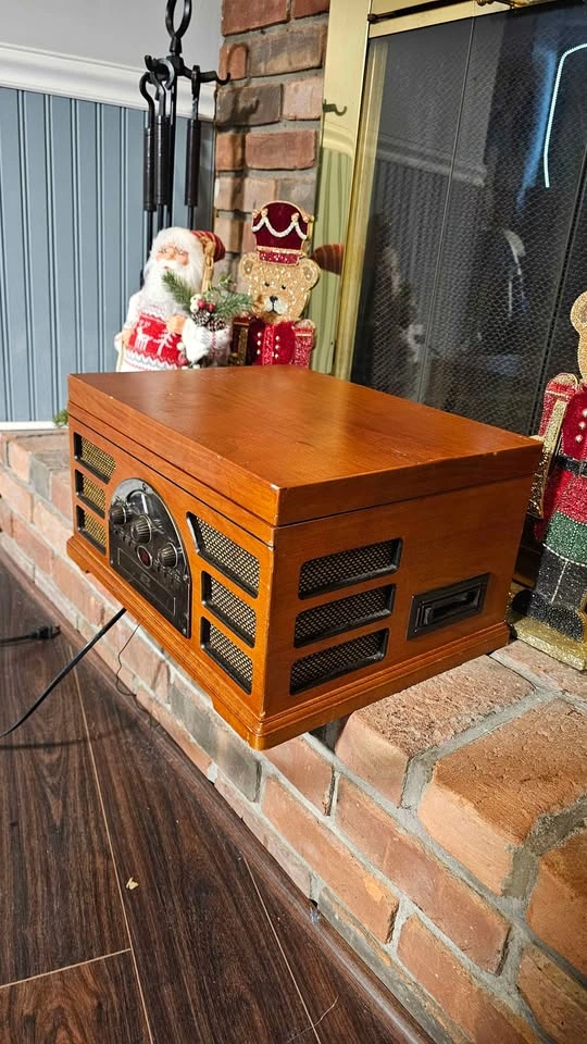 Crosley Vintage-Style Wooden Record Player & FM Radio - photo 3