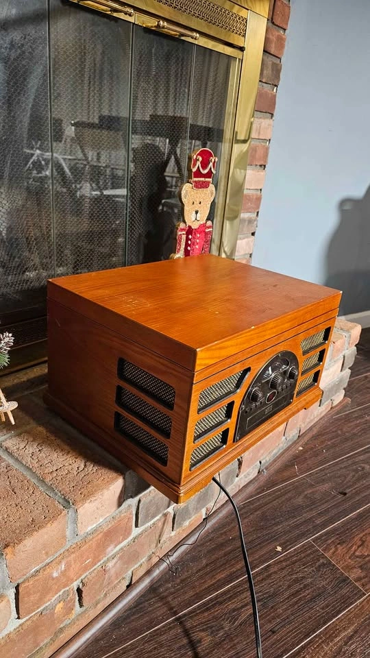 Crosley Vintage-Style Wooden Record Player & FM Radio - photo 4