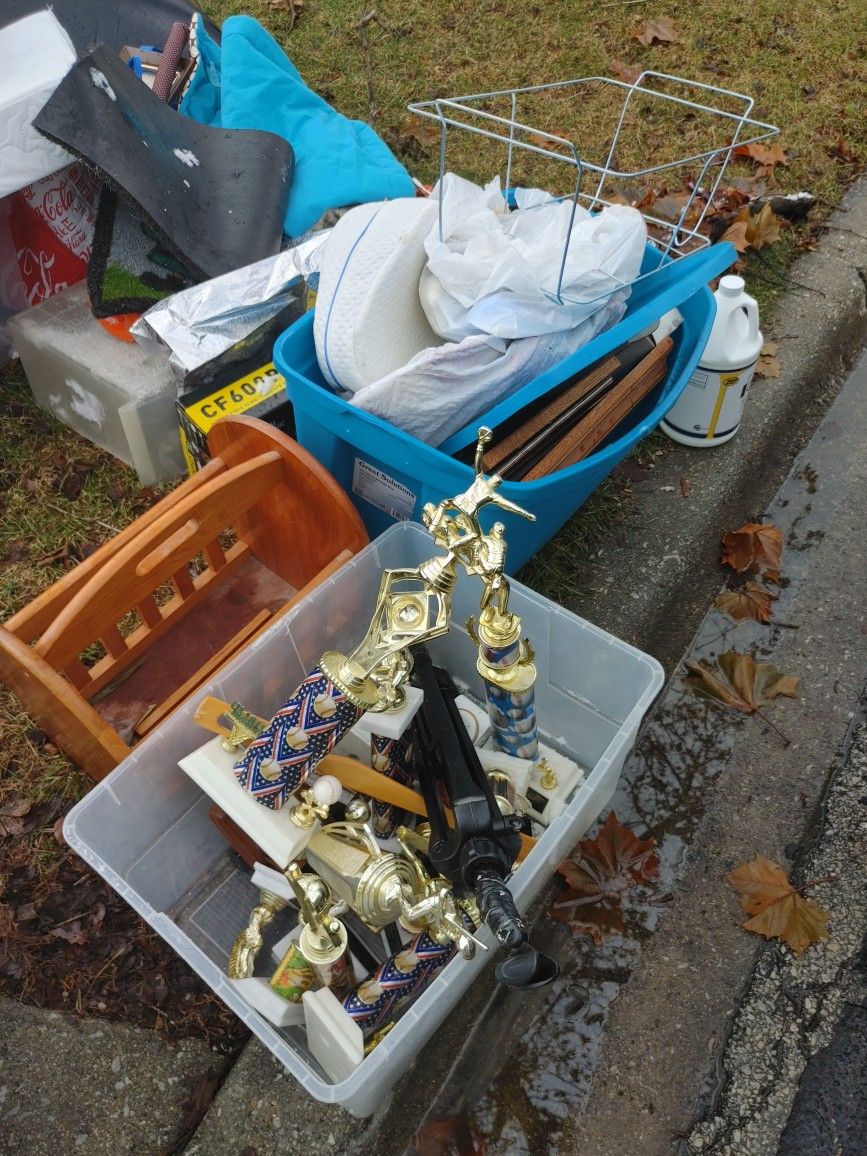 Curb Alert: Free Picture Frames, Trophies, and Utility Cart - photo 3