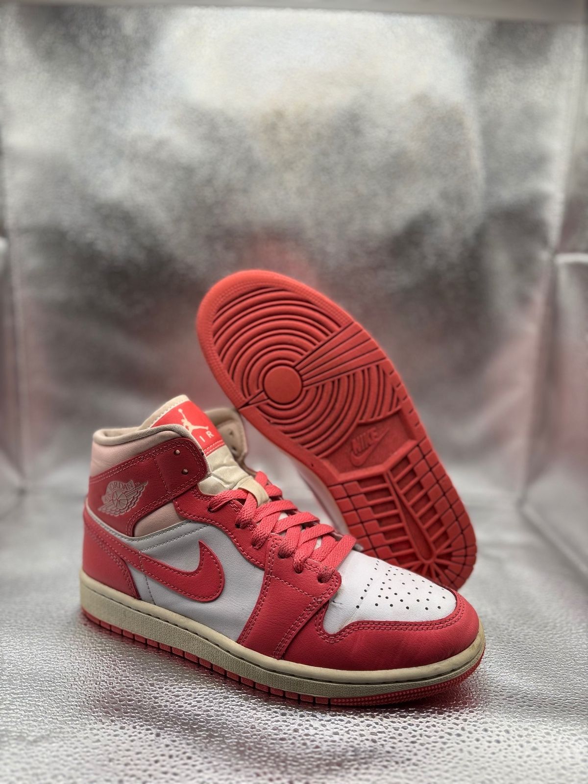 Air Jordan 1 Mid "Strawberries and Cream"