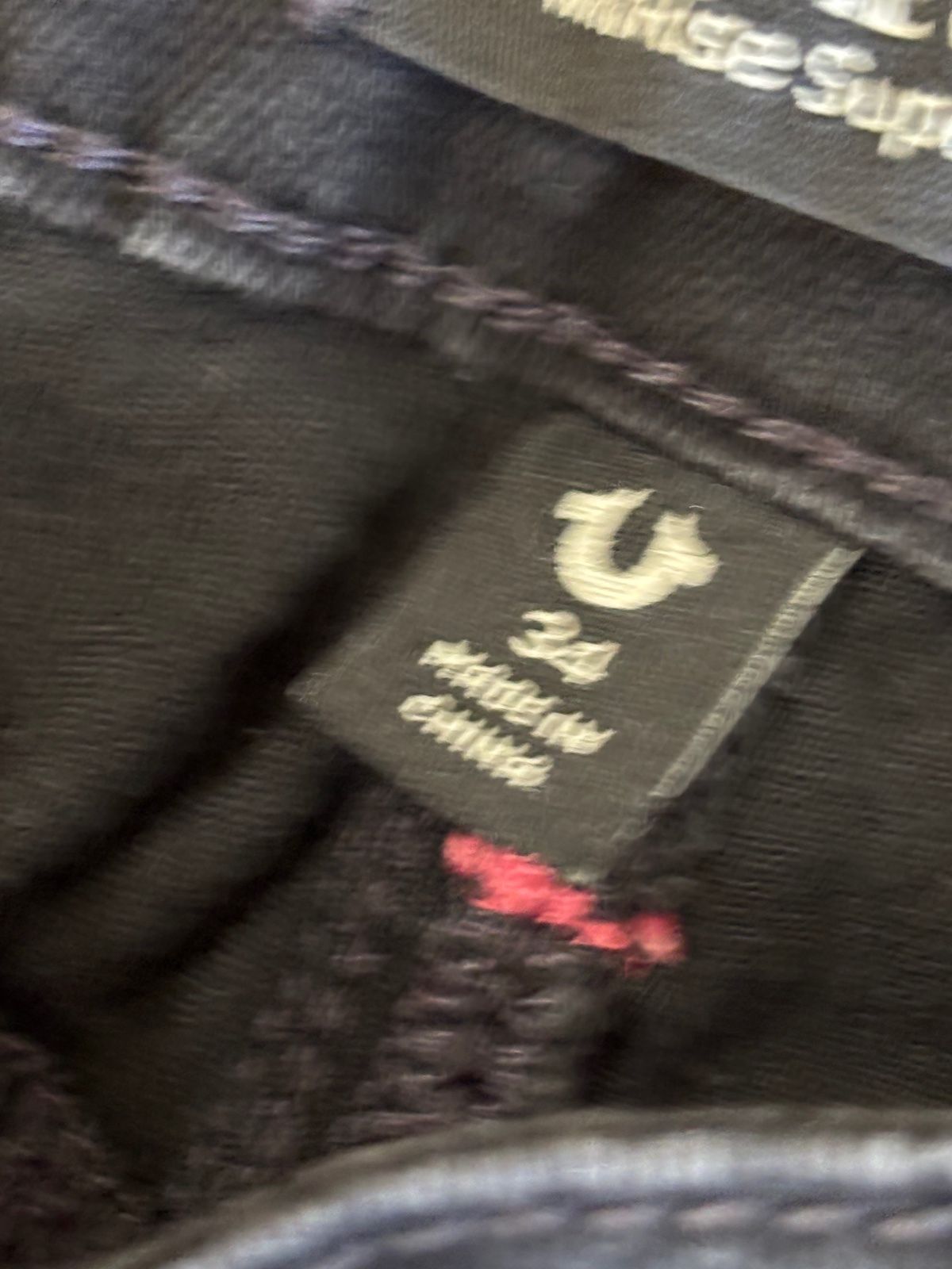 True religion black denim jeans with pink stitching - photo 4