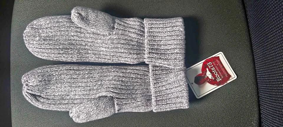 Roots Unisex mittens New with tags